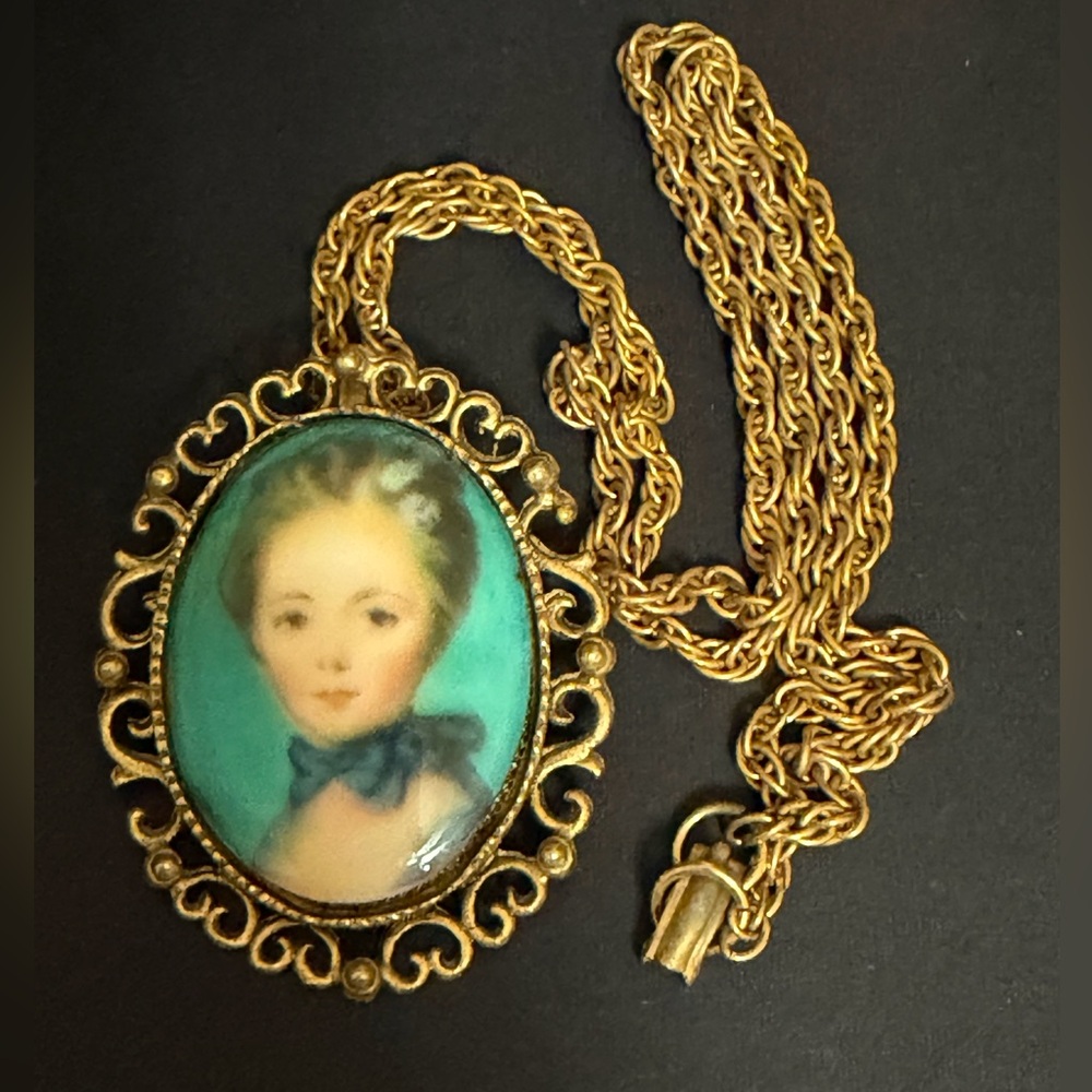 Vintage Cameo Style Brooch/Necklace